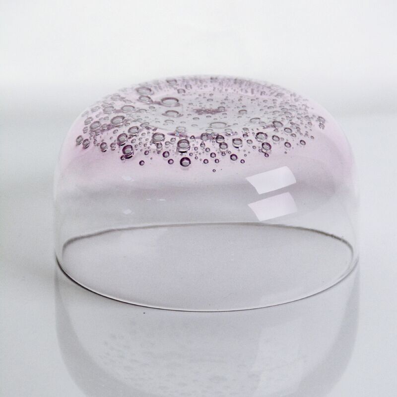 جودة Crystal Wine Glass handblown with subtle trapped bubbles and a soft lavender to clear gradient combining beauty and durability مصنع