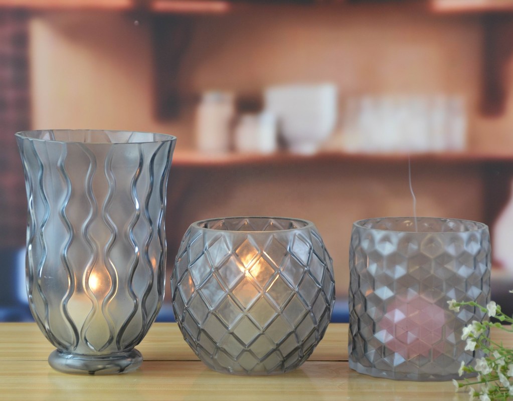 جودة 8" Grey Embossed Fence Pattern Glass Candle Holders مصنع