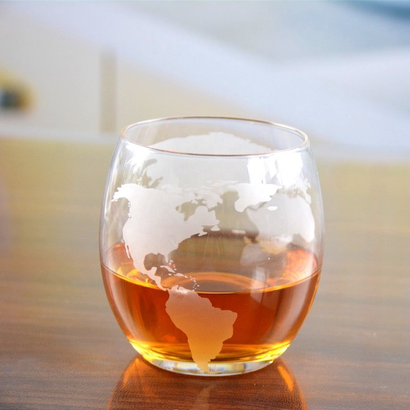جودة Globe Design Etched Handmade Whiskey Glass , Whiskey Tasting Glasses For Restaurant مصنع
