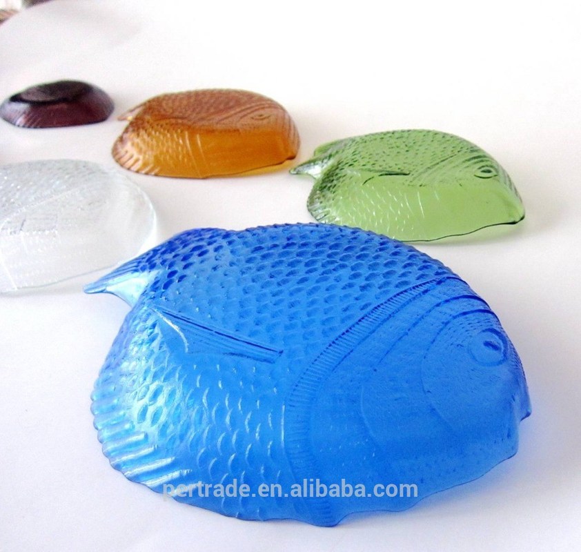 جودة Fish Shaped Embossed Colorful Glass Charger Plates مصنع