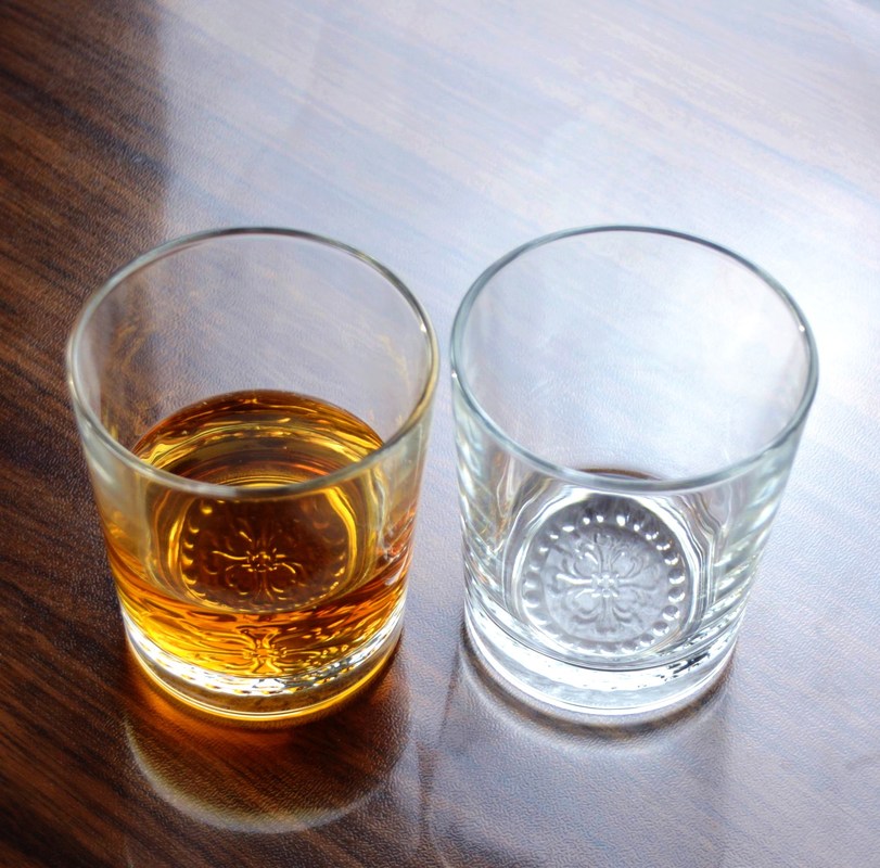 جودة Wholesale Concise Tumbler Drinking Glasses Customized Embossed Flower Pattern Double Old Fashion Glass Cup مصنع