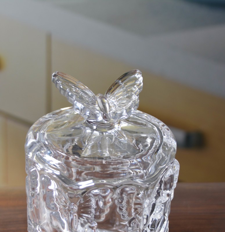 جودة Butterfly Embossed Creative Crystal Glass Storage Jars مصنع