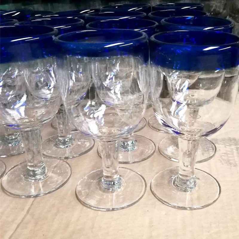 جودة Blue Rim Mexican Drinking Glass Crystal Wine Glass , Red Glass Wine Glasses مصنع