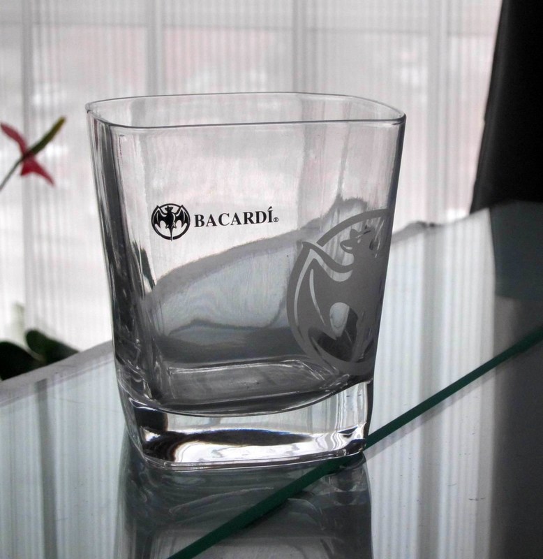 جودة Customize Print Logo Bacardi Whiskey Tumbler Glass , Square Whiskey Glasses مصنع