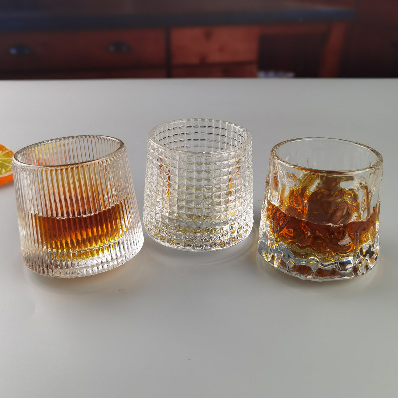 جودة Lead Free  FDA Embossed Handmade Whiskey Glass Turning Bottom مصنع