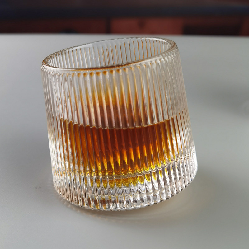جودة Lead Free  FDA Embossed Handmade Whiskey Glass Turning Bottom مصنع