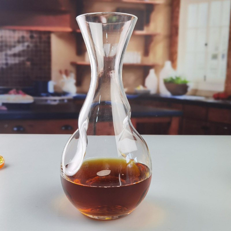 جودة 750ml SGS Aerating Crystal Wine Decanter With Twisted Swirling Design مصنع