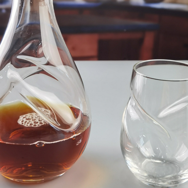 جودة 750ml SGS Aerating Crystal Wine Decanter With Twisted Swirling Design مصنع