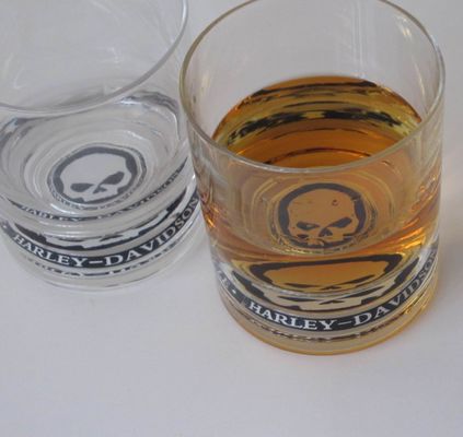 جودة Logo Debossed Bottom Whiskey Tumbler Glass , Crystal Scotch Glasses For Brands Gift مصنع