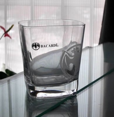 جودة Customize Print Logo Bacardi Whiskey Tumbler Glass , Square Whiskey Glasses مصنع